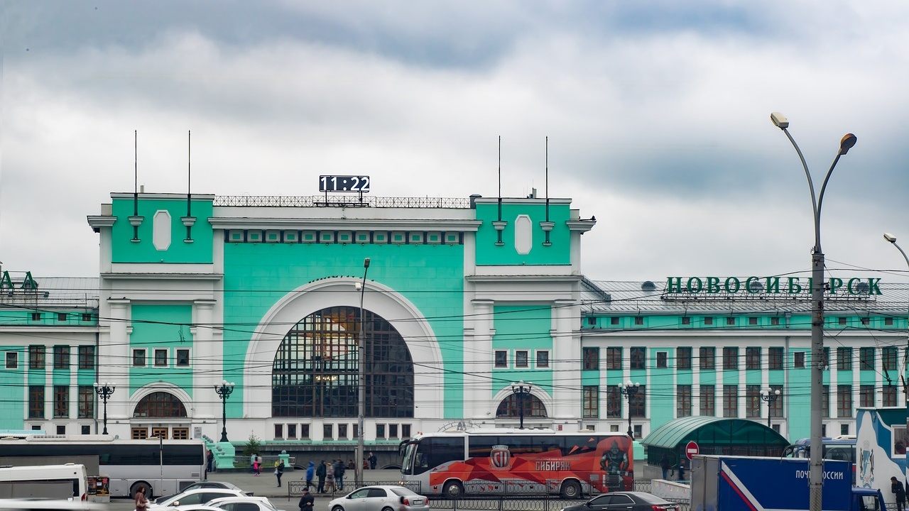 Новосибирск сколько лет. Прощальный вокзал Новосибирск. Площадь Гарина-Михайловского в Новосибирске ЖД вокзал. Новый вокзал станции Тебисская. Метрополитен Новосибирск.