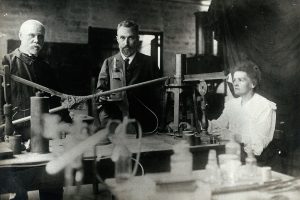 Marie curie working in her laboratory alongside husband Pierre