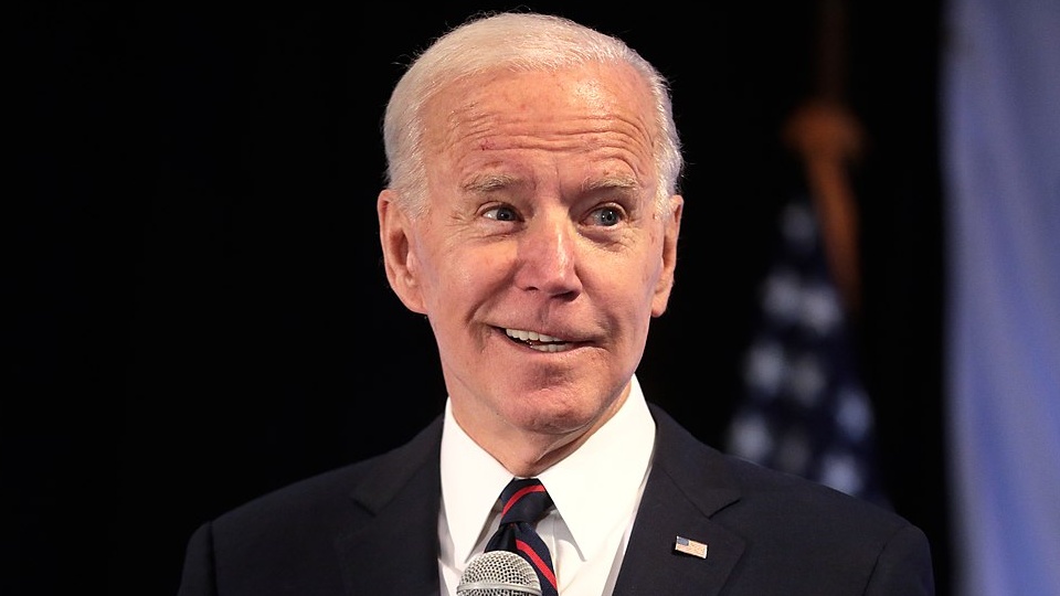 Joe Biden yw arlywydd nesaf yr Unol Daleithiau