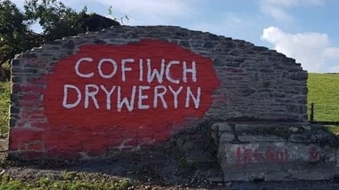 Newydd: Wal 'Cofiwch Dryweryn wedi eu hadfer. Tarddiad: Donald Morgan