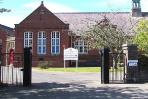 Taro gan COVID: Ysgol Uwchradd Aberteifi, ymysg sawl ysgol arall, yn gorfod cau am bythefnos oherwydd achosion COVID-19. Tarddiad:geograph.org.uk