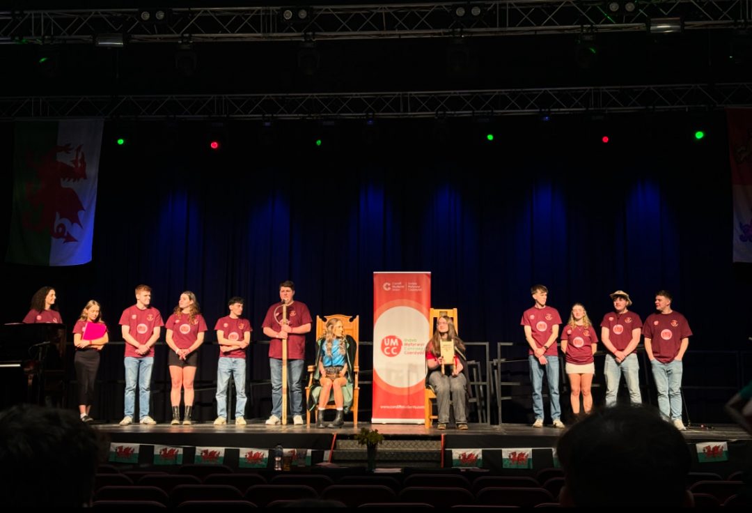 Seremoni Cadeirio yr Eisteddfod Ryng-colegol