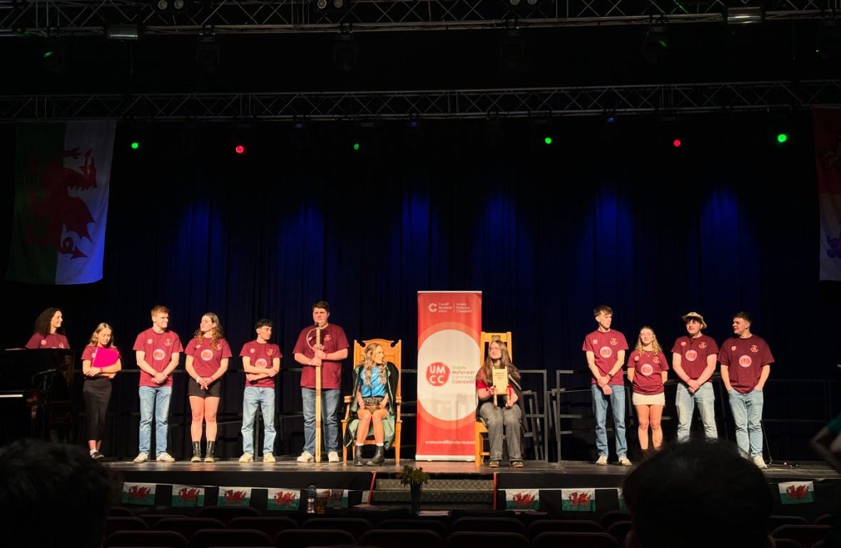Seremoni Cadeirio yr Eisteddfod Ryng-colegol