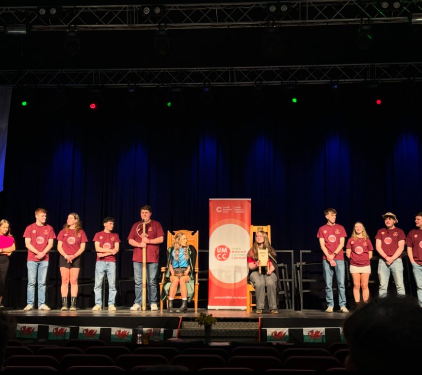 Seremoni Cadeirio yr Eisteddfod Ryng-colegol
