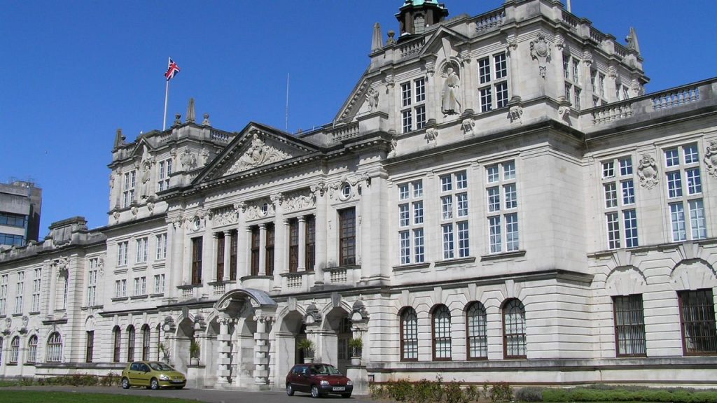 Prifysgol Caerdydd (trwy Wikimedia Commons)