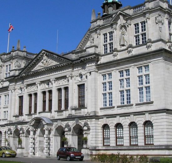 Prifysgol Caerdydd (trwy Wikimedia Commons)