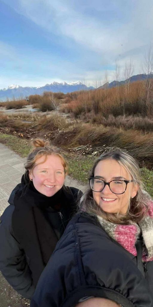 Llun o Leus a’i ffrind Swyn, y ddwy wedi ymweld â Phatagonia gyda’u gilydd.