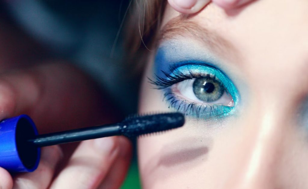 Llun gan Alexander Grey o golur drag