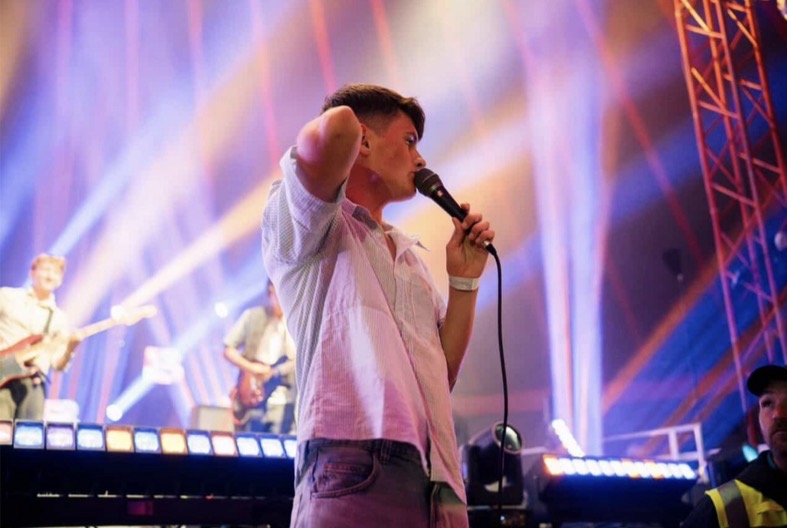 Y band Dadleoli ar lwyfan Maes B