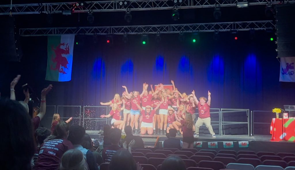 Perfformiad Dawnsio Disgo Caerdydd