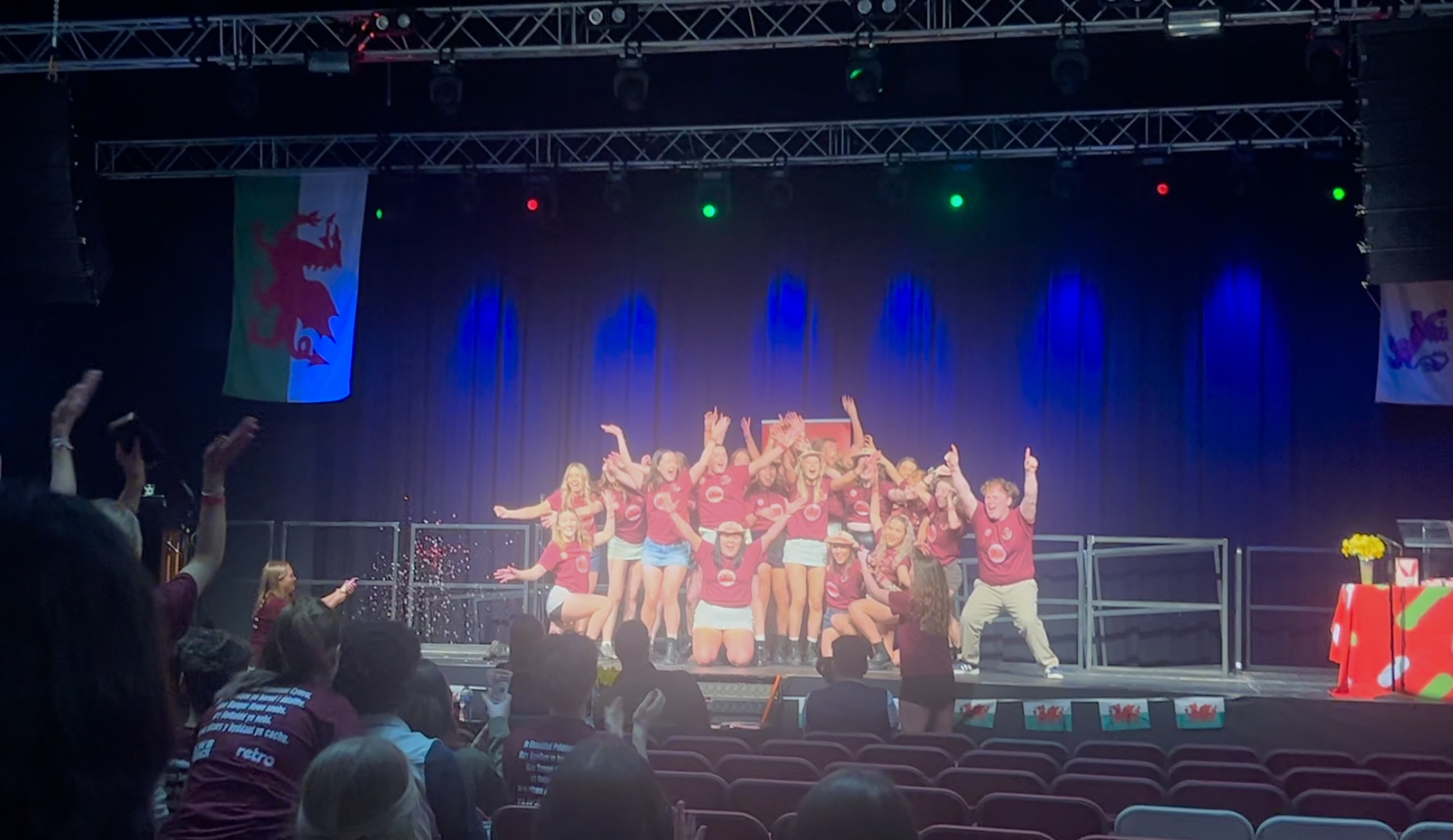 Perfformiad Dawnsio Disgo Caerdydd